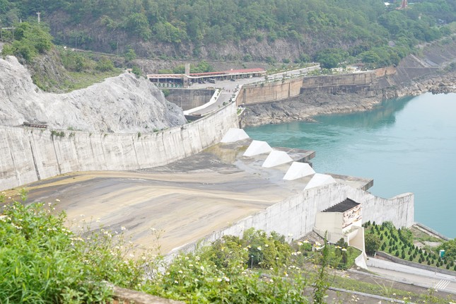 Tình hình 'ngàn cân treo sợi tóc' ở thủy điện Hòa Bình